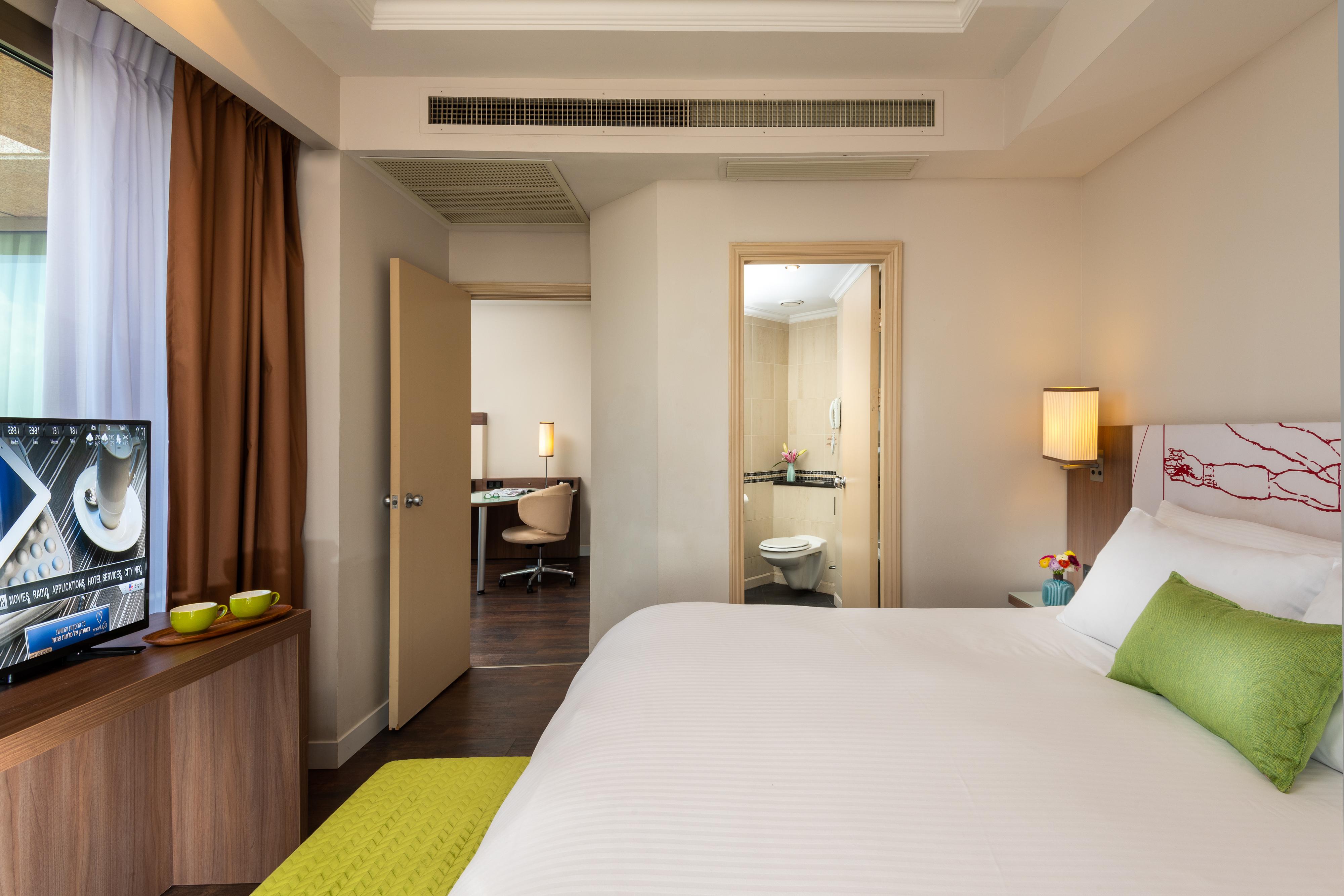 레오나르도 시티 타워 호텔 Giv'atayim 외부 사진 A bedroom at the hotel