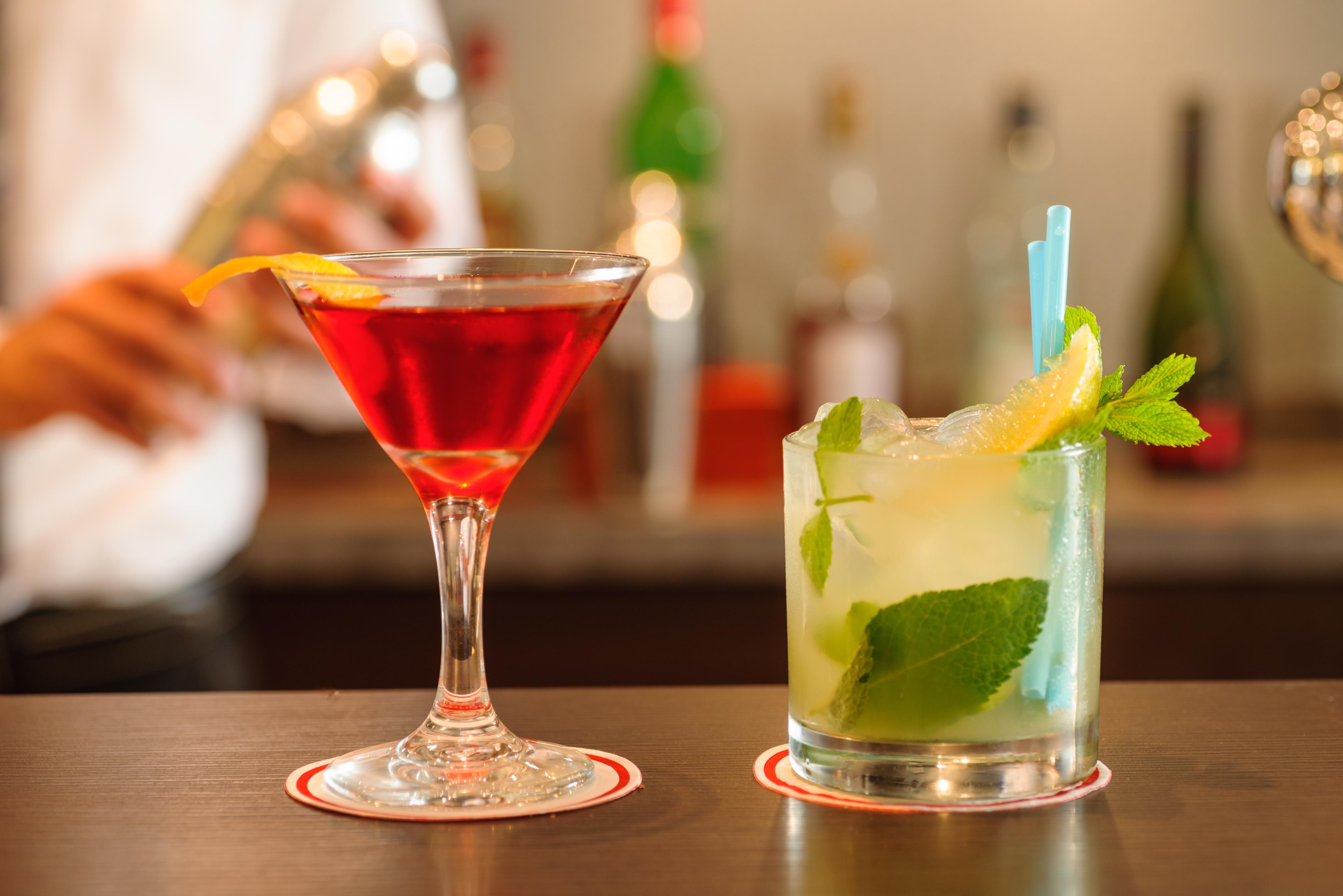 레오나르도 시티 타워 호텔 Giv'atayim 외부 사진 A cosmopolitan (left) and a mojito (right)