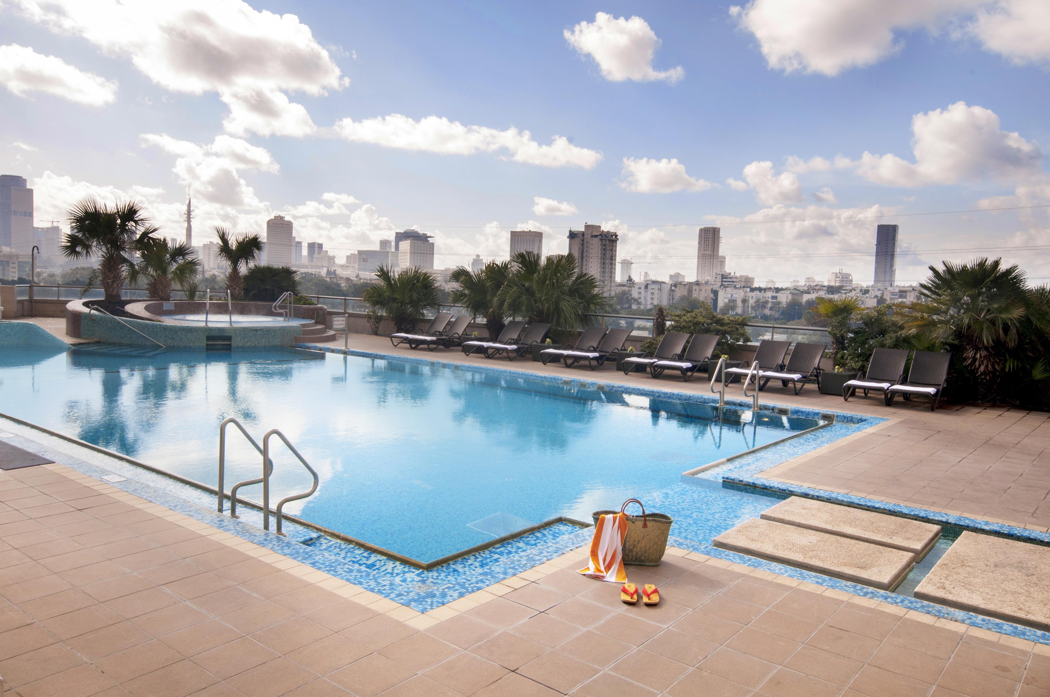 레오나르도 시티 타워 호텔 Giv'atayim 외부 사진 The swimming pool at the hotel
