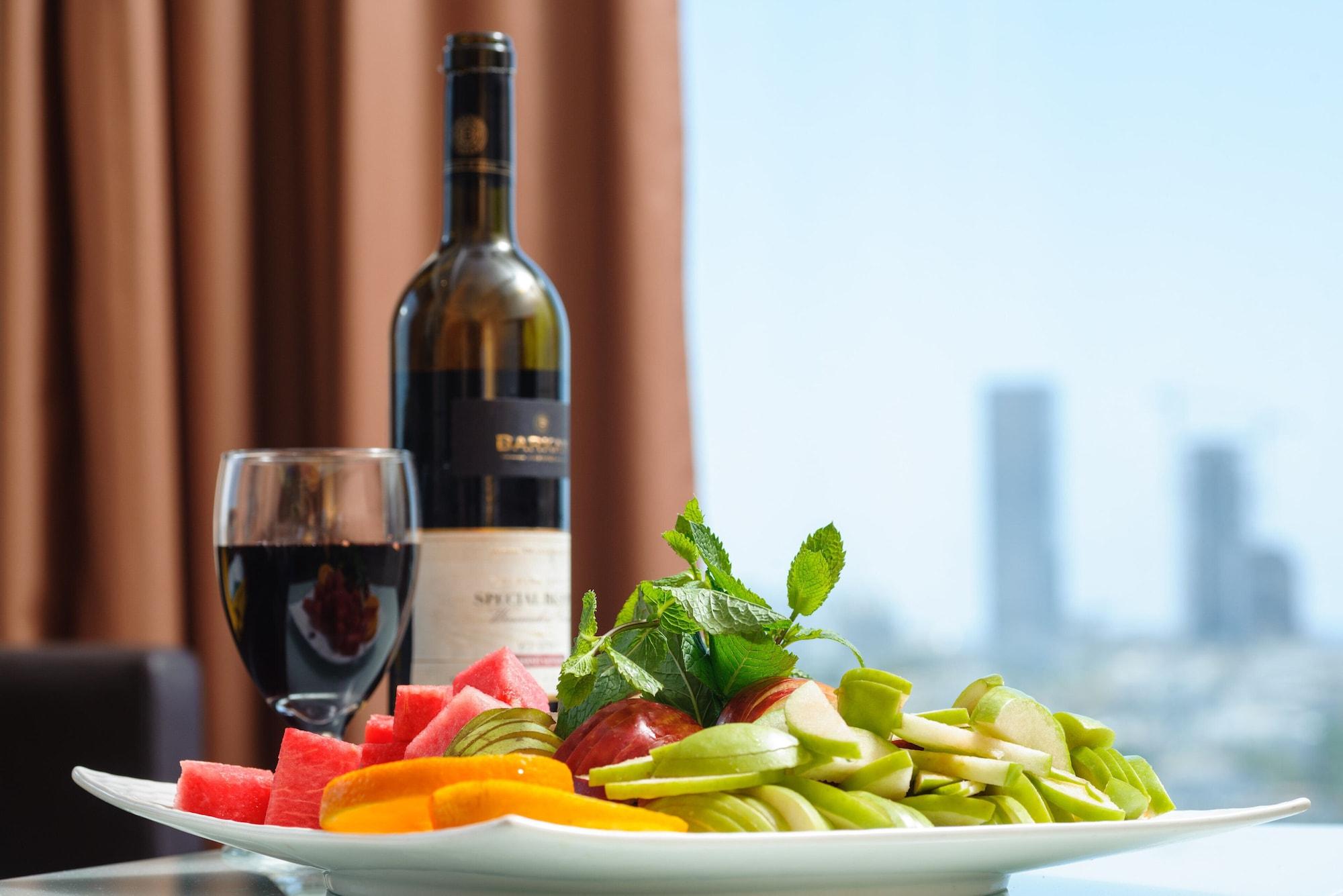 레오나르도 시티 타워 호텔 Giv'atayim 외부 사진 A bottle of wine and a glass of wine