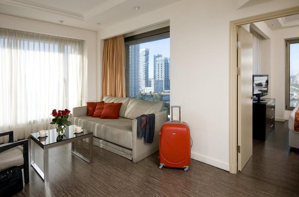 레오나르도 시티 타워 호텔 Giv'atayim 외부 사진 A living room in a serviced apartment in Shanghai, China